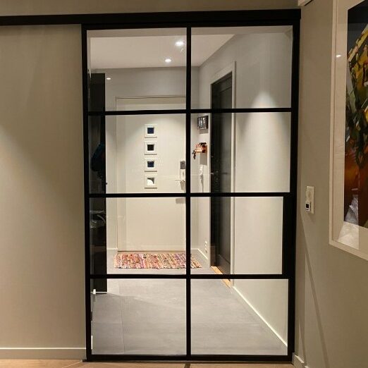 Stumdomos durys su bėgeliu ant sienos (2100×1000×40 mm)